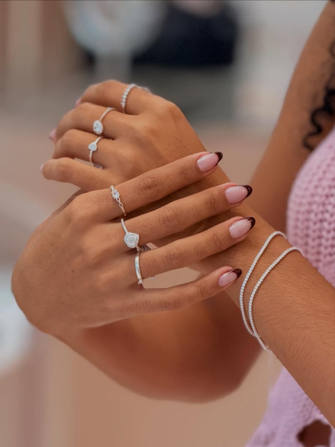 Detalhe de mãos com anéis e pulseiras Helena Joias