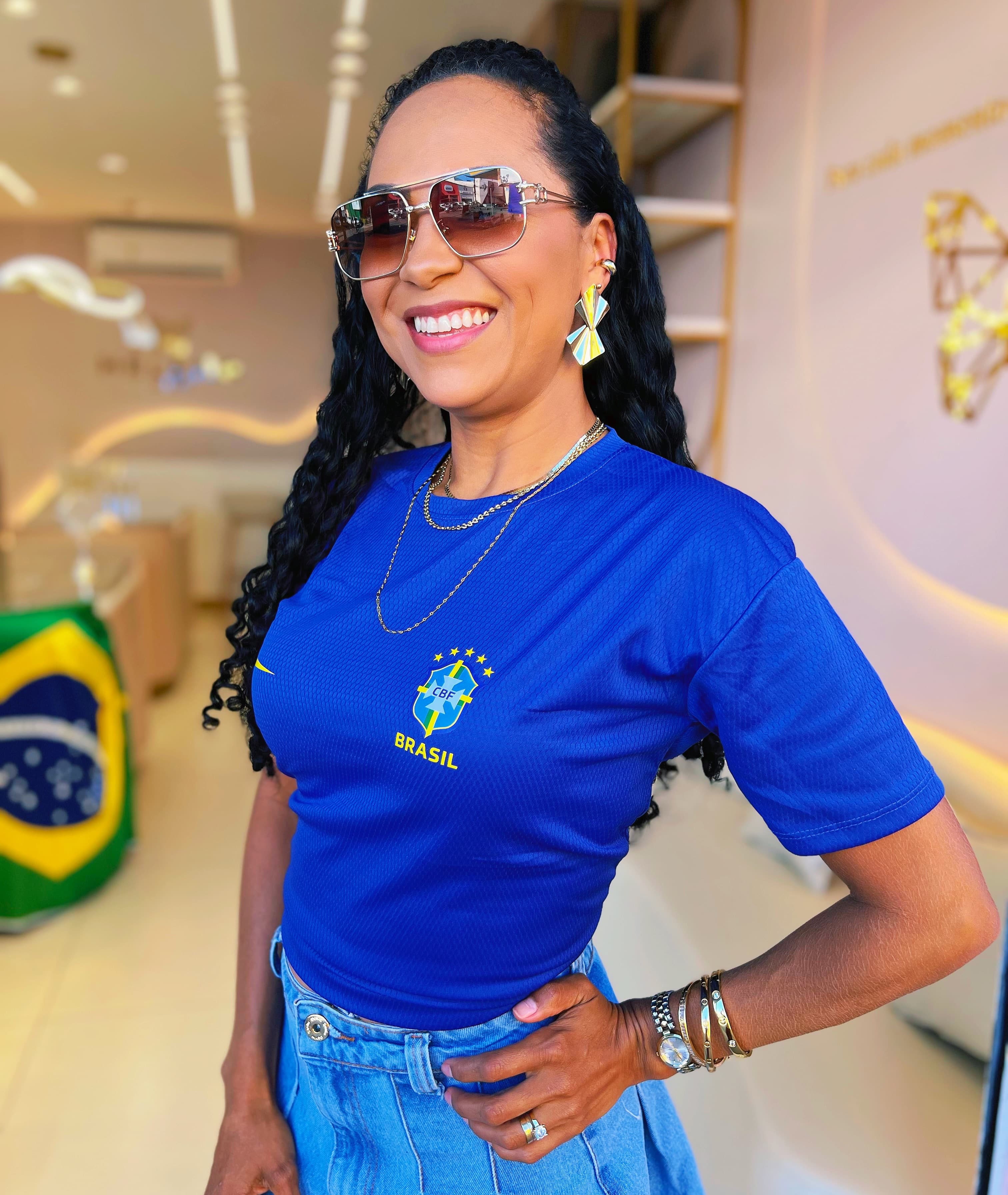 Look azul em frente à Helena Joias